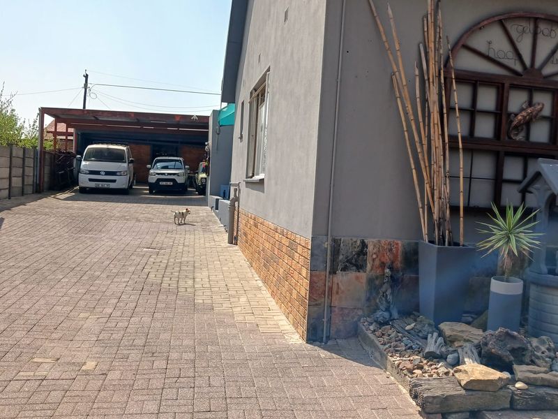 5 Bedroom luxury home with indoor braai and jacuzzi - Photo 2