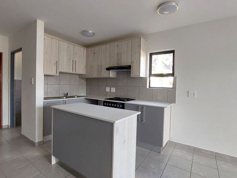 Double-storey 2-bedroom, 2-bathroom with garden, garage and carport - Photo 5