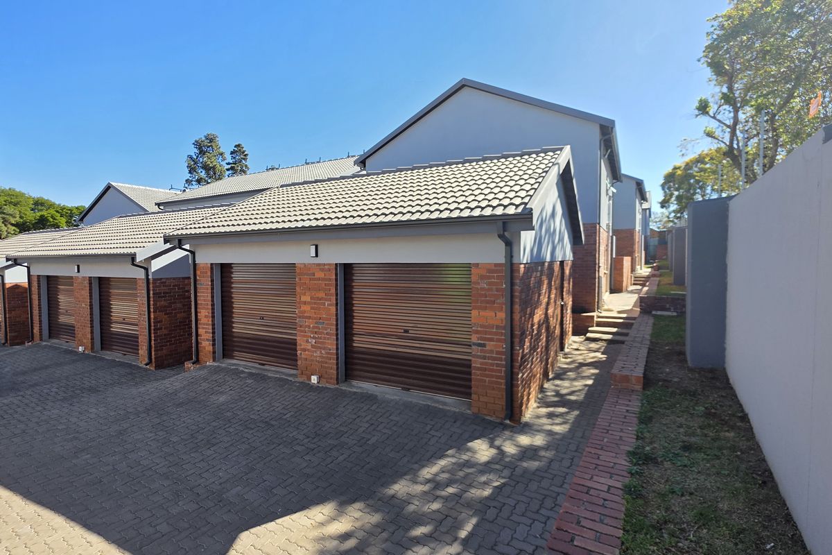 Double-storey 2-bedroom, 2-bathroom with garden, garage and carport - Photo 3