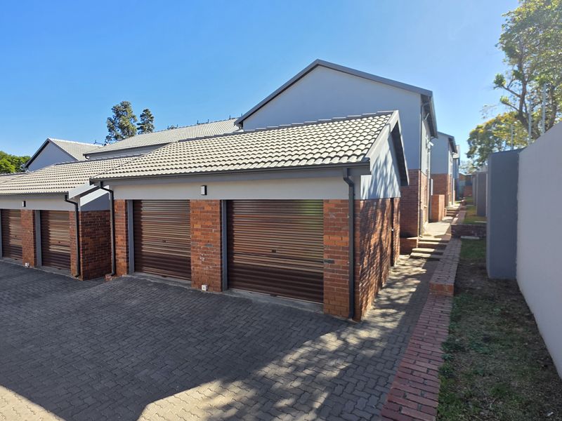 Double-storey 2-bedroom, 2-bathroom with garden, garage and carport - Photo 3