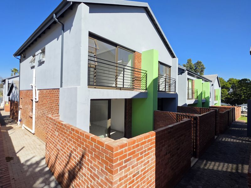 Double-storey 2-bedroom, 2-bathroom with garden, garage and carport - Photo 1