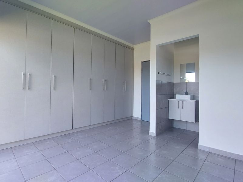 Double-storey 2-bedroom, 2-bathroom with garden, garage and carport - Photo 9
