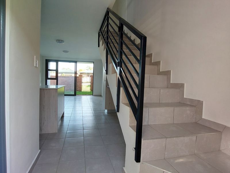 Double-storey 2-bedroom, 2-bathroom with garden, garage and carport - Photo 8