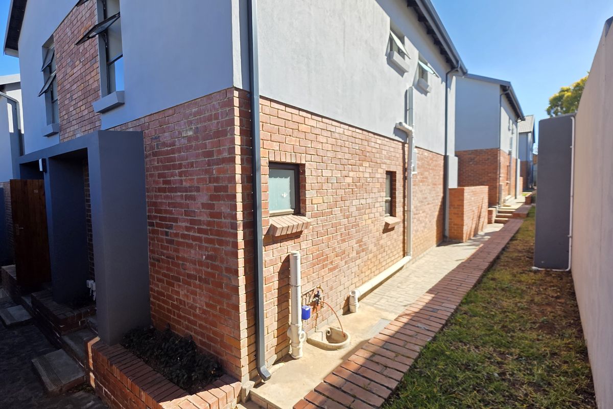 Double-storey 2-bedroom, 2-bathroom with garden, garage and carport - Photo 2