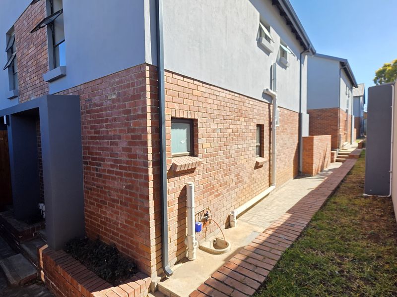 Double-storey 2-bedroom, 2-bathroom with garden, garage and carport - Photo 2
