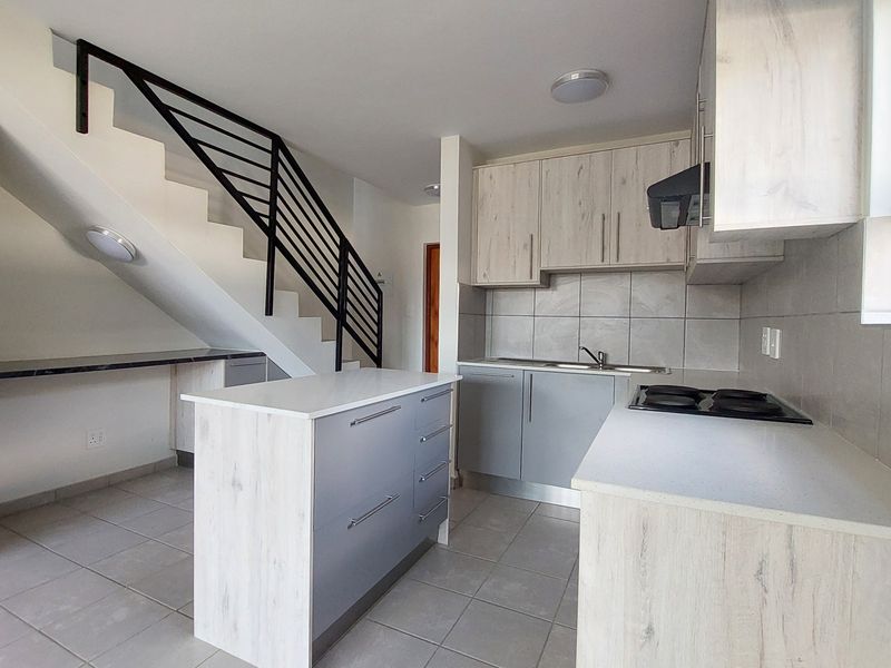 Double-storey 2-bedroom, 2-bathroom with garden, garage and carport - Photo 6