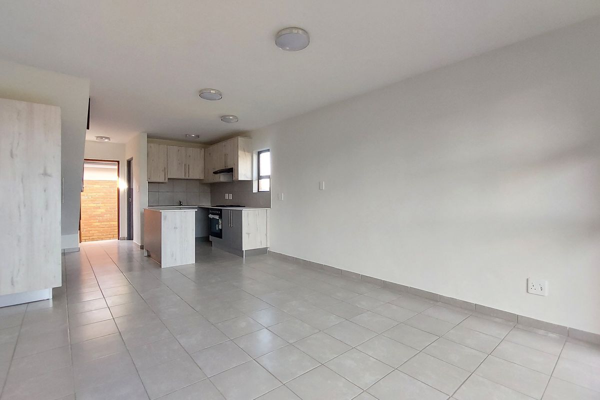 Double-storey 2-bedroom, 2-bathroom with garden, garage and carport - Photo 4