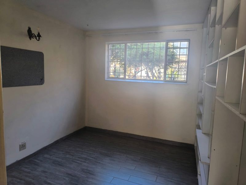 Riverside Living in the Heart of South Crest – Where Space, Security & Nature Meet - Photo 9