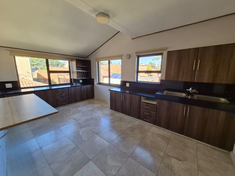 Entertainer’s Dream With Private Pool - Photo 4