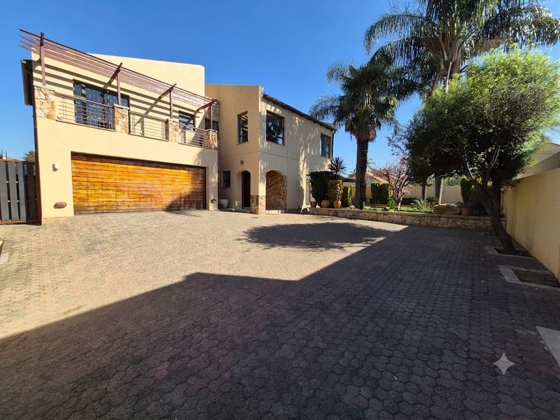 Entertainer’s Dream With Private Pool - Photo 1