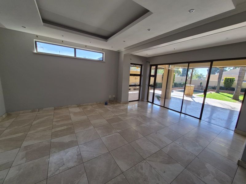 Entertainer’s Dream With Private Pool - Photo 8