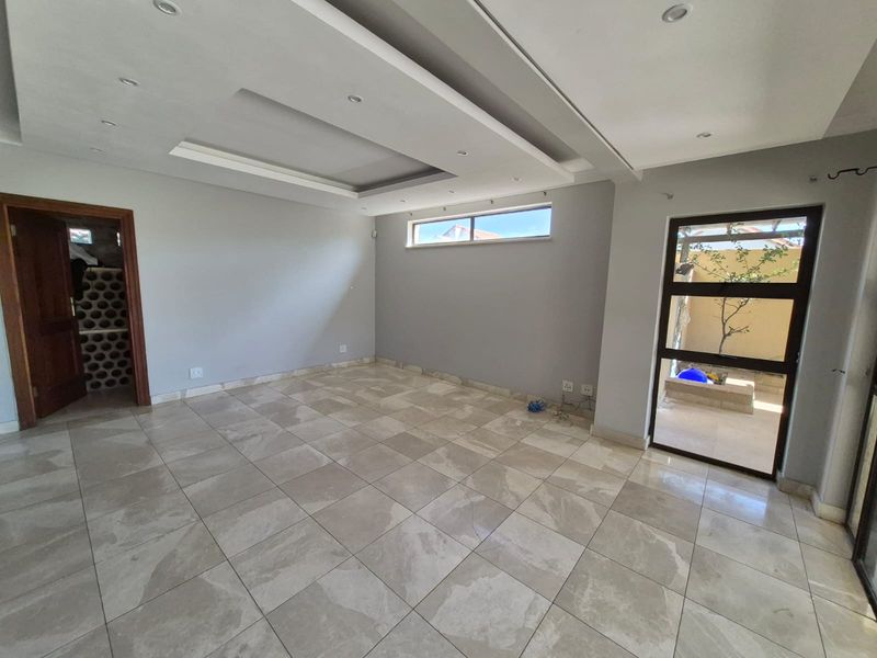 Entertainer’s Dream With Private Pool - Photo 7
