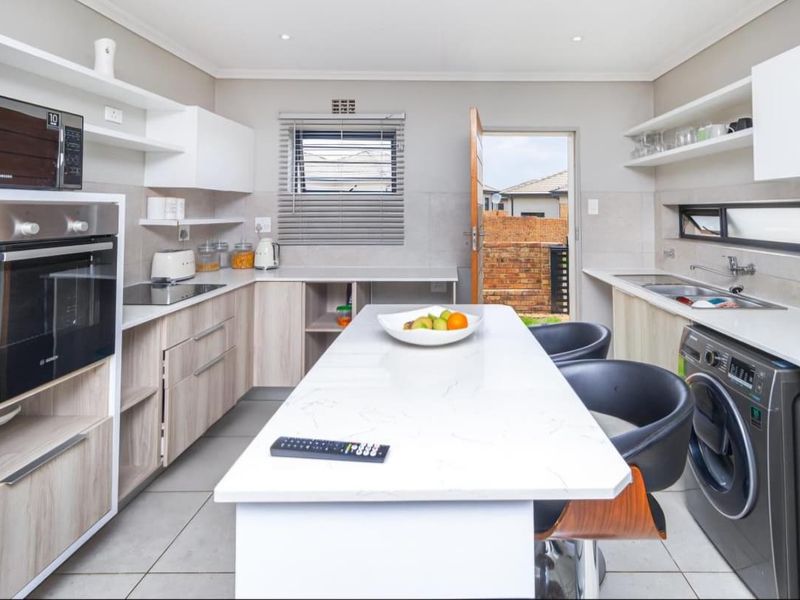 Modern 3-Bedroom Family Home in Lion Pride Lifestyle Estate - Photo 5