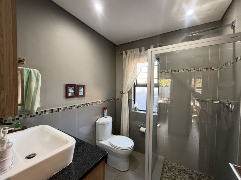 Modern 3 Bedroom Home in Mont Acres Estate - Photo 10