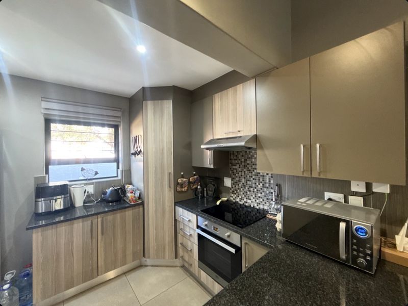 Modern 3 Bedroom Home in Mont Acres Estate - Photo 7