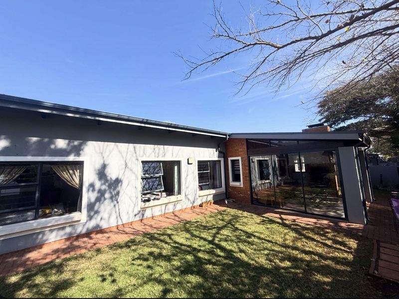 Modern 3 Bedroom Home in Mont Acres Estate - Photo 2