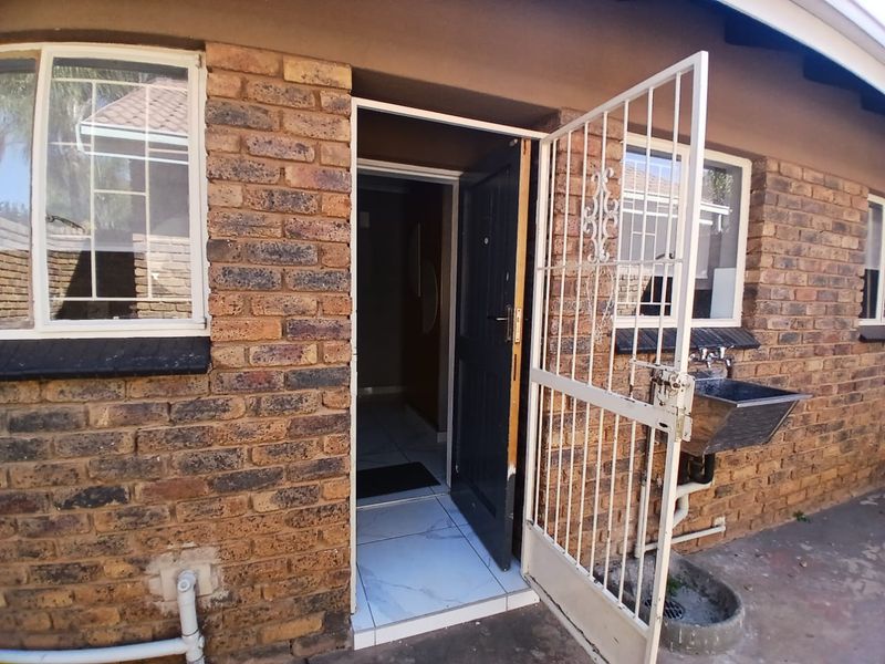A statement home with timeless appeal! - Photo 5