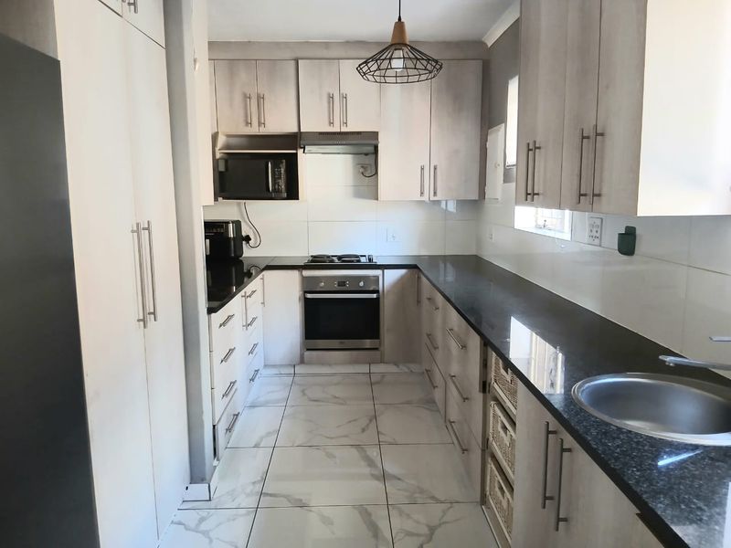 A statement home with timeless appeal! - Photo 7
