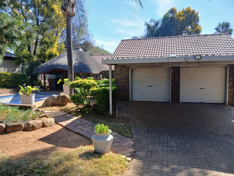 A statement home with timeless appeal! - Photo 2