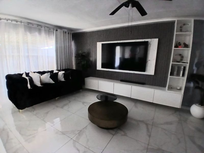 A statement home with timeless appeal! - Photo 1