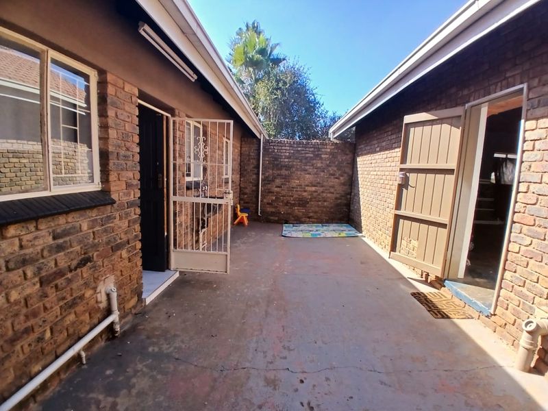 A statement home with timeless appeal! - Photo 4