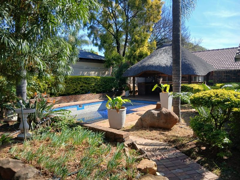 A statement home with timeless appeal! - Photo 3