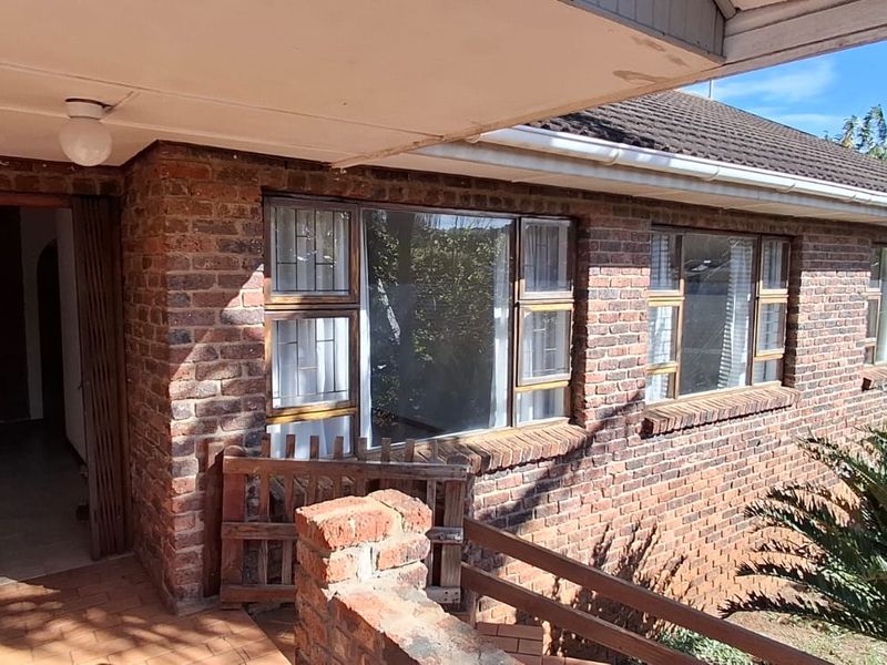 Spacious 4 Bedroom Family Home in Gonubie - Photo 3