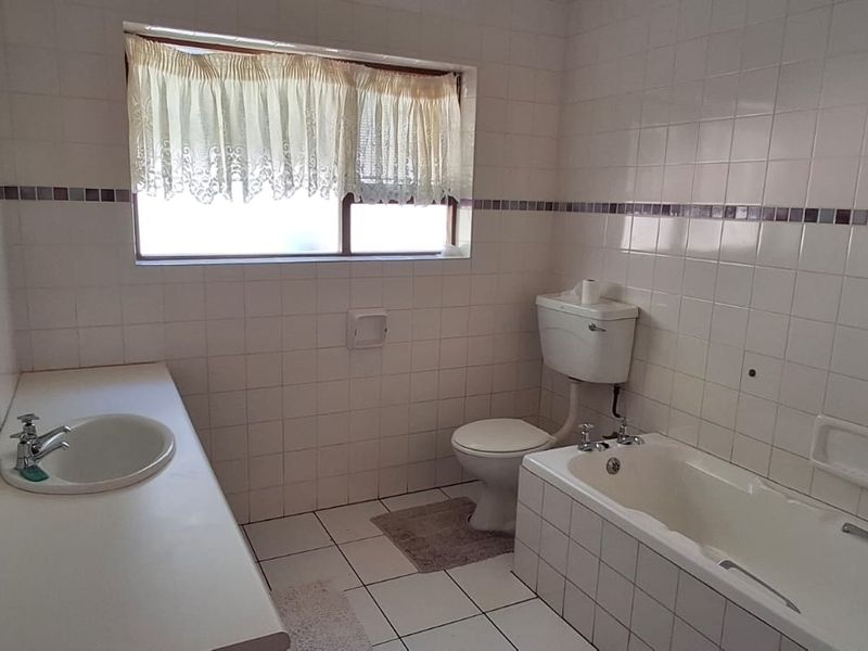 Spacious 4 Bedroom Family Home in Gonubie - Photo 9