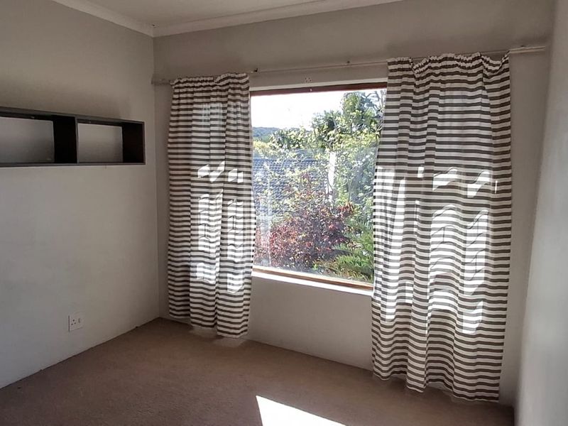 Spacious 4 Bedroom Family Home in Gonubie - Photo 10