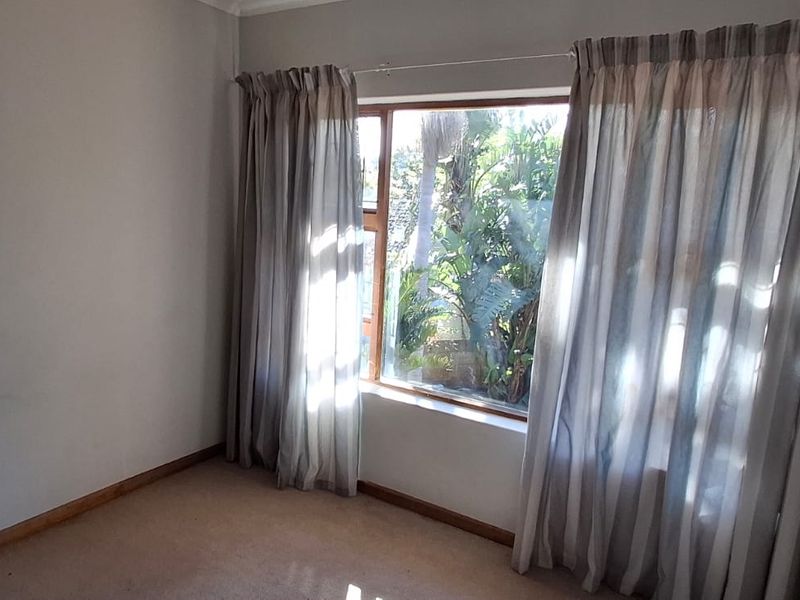 Spacious 4 Bedroom Family Home in Gonubie - Photo 7