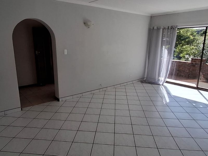 Spacious 4 Bedroom Family Home in Gonubie - Photo 6