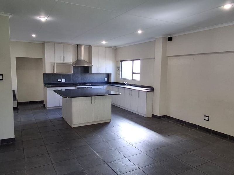 Modern 3 Bedroom Family Home with Sea Views & Separate Flatlet - Photo 2