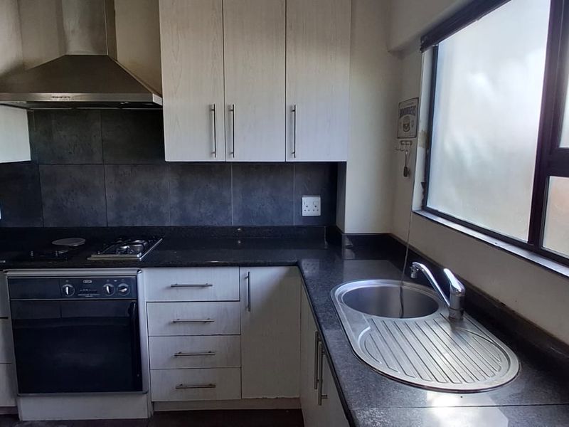 Modern 3 Bedroom Family Home with Sea Views & Separate Flatlet - Photo 4