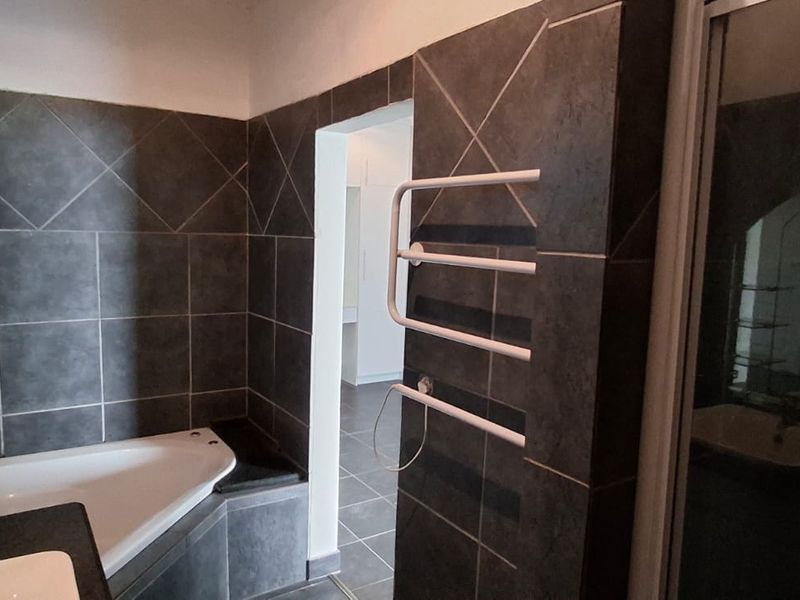 Modern 3 Bedroom Family Home with Sea Views & Separate Flatlet - Photo 8