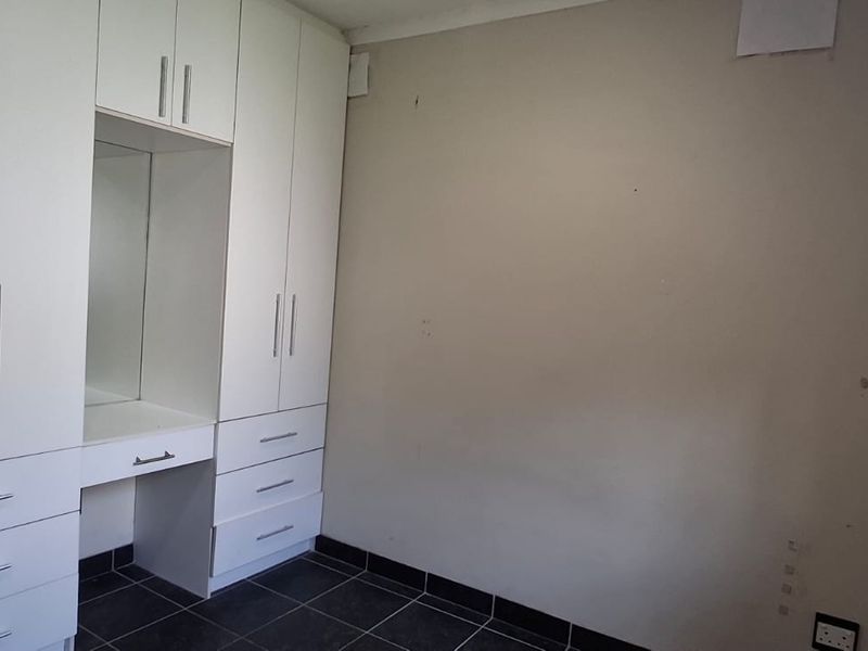 Modern 3 Bedroom Family Home with Sea Views & Separate Flatlet - Photo 10
