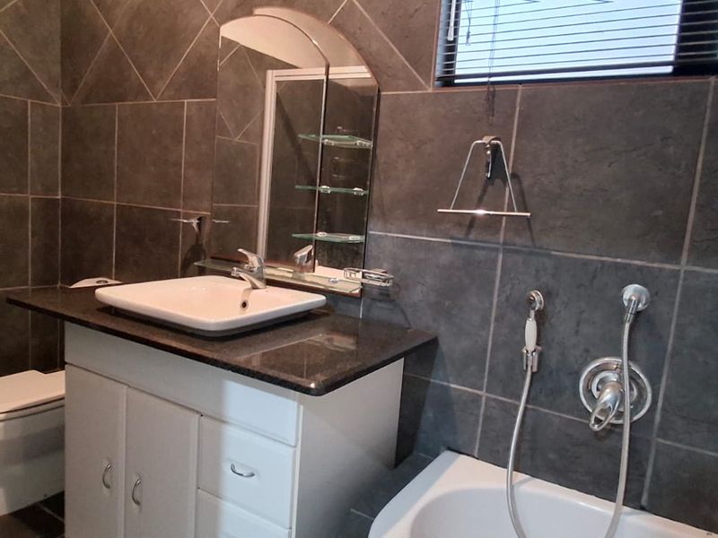 Modern 3 Bedroom Family Home with Sea Views & Separate Flatlet - Photo 7
