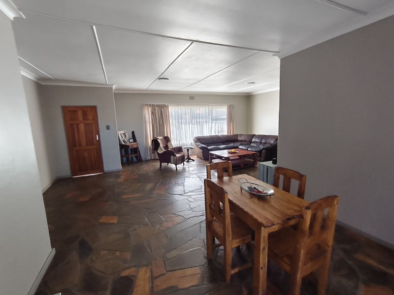 Beautifully renovated. Secure. Move-in ready - Photo 4