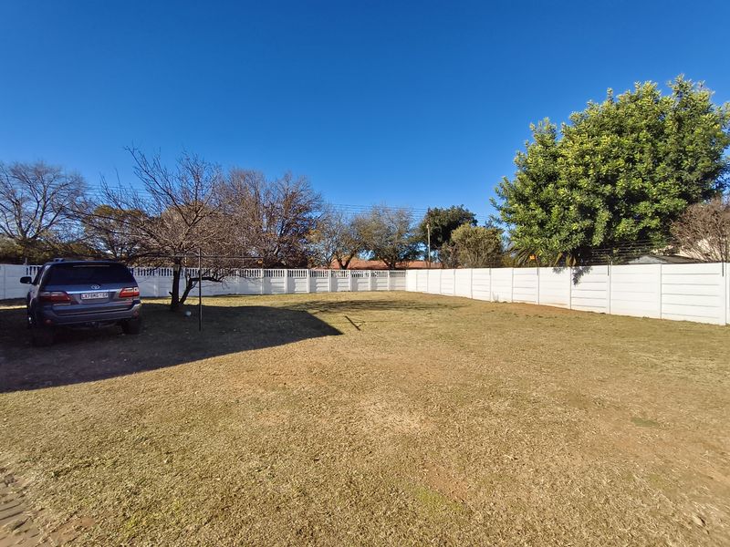 Beautifully renovated. Secure. Move-in ready - Photo 10