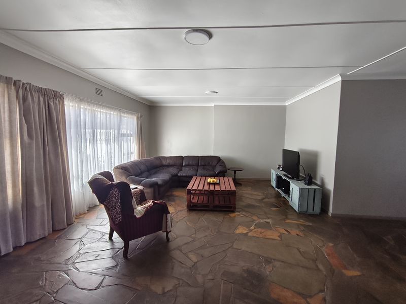 Beautifully renovated. Secure. Move-in ready - Photo 9