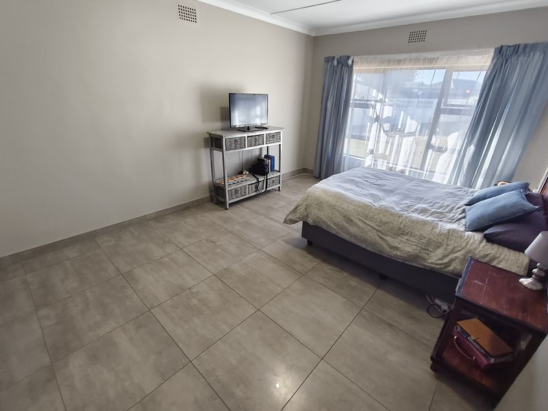 Beautifully renovated. Secure. Move-in ready - Photo 7