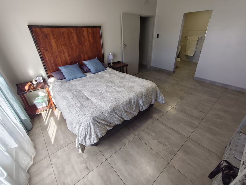 Beautifully renovated. Secure. Move-in ready - Photo 8