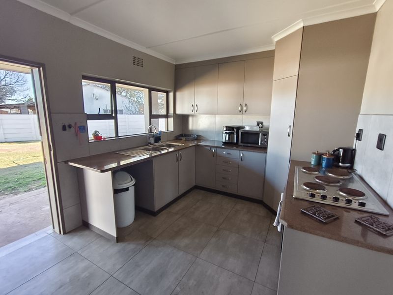 Beautifully renovated. Secure. Move-in ready - Photo 3