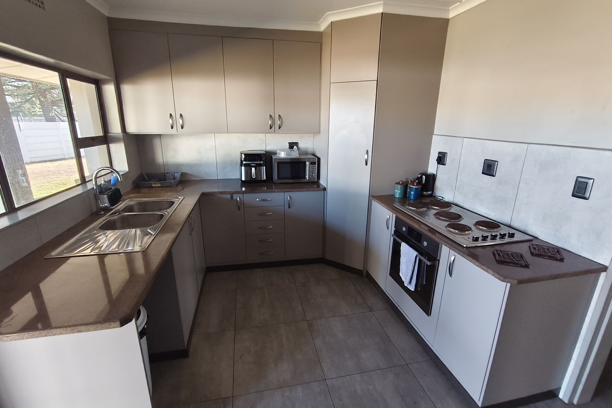 Beautifully renovated. Secure. Move-in ready - Photo 2