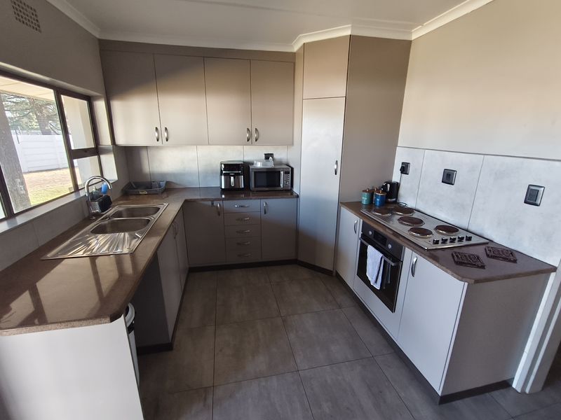 Beautifully renovated. Secure. Move-in ready - Photo 2