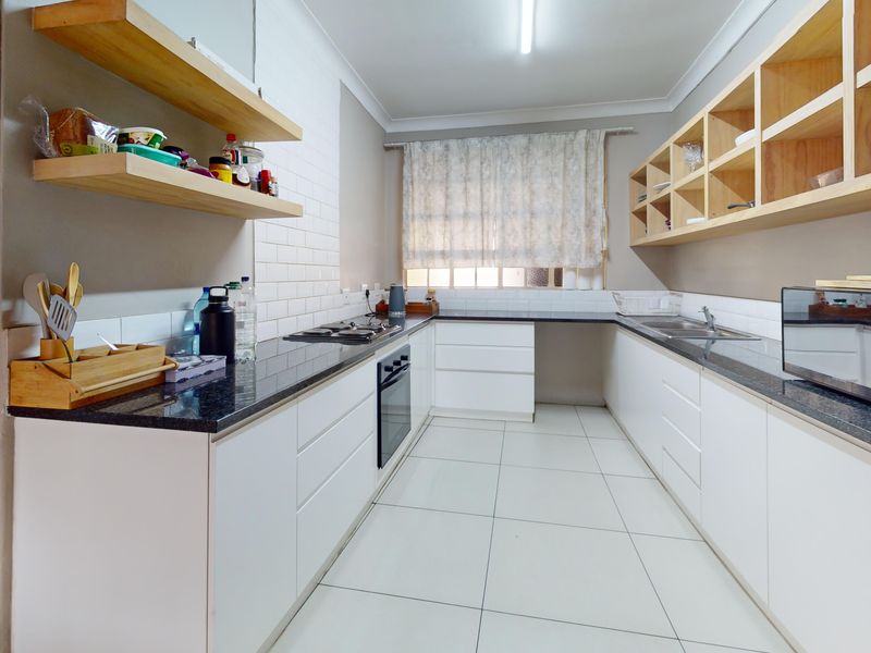 Large 3 Bedroom 2.5 Bathroom Townhouse- Klippoortjie - Photo 10