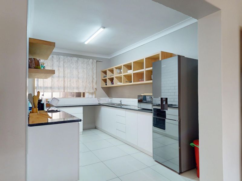 Large 3 Bedroom 2.5 Bathroom Townhouse- Klippoortjie - Photo 9