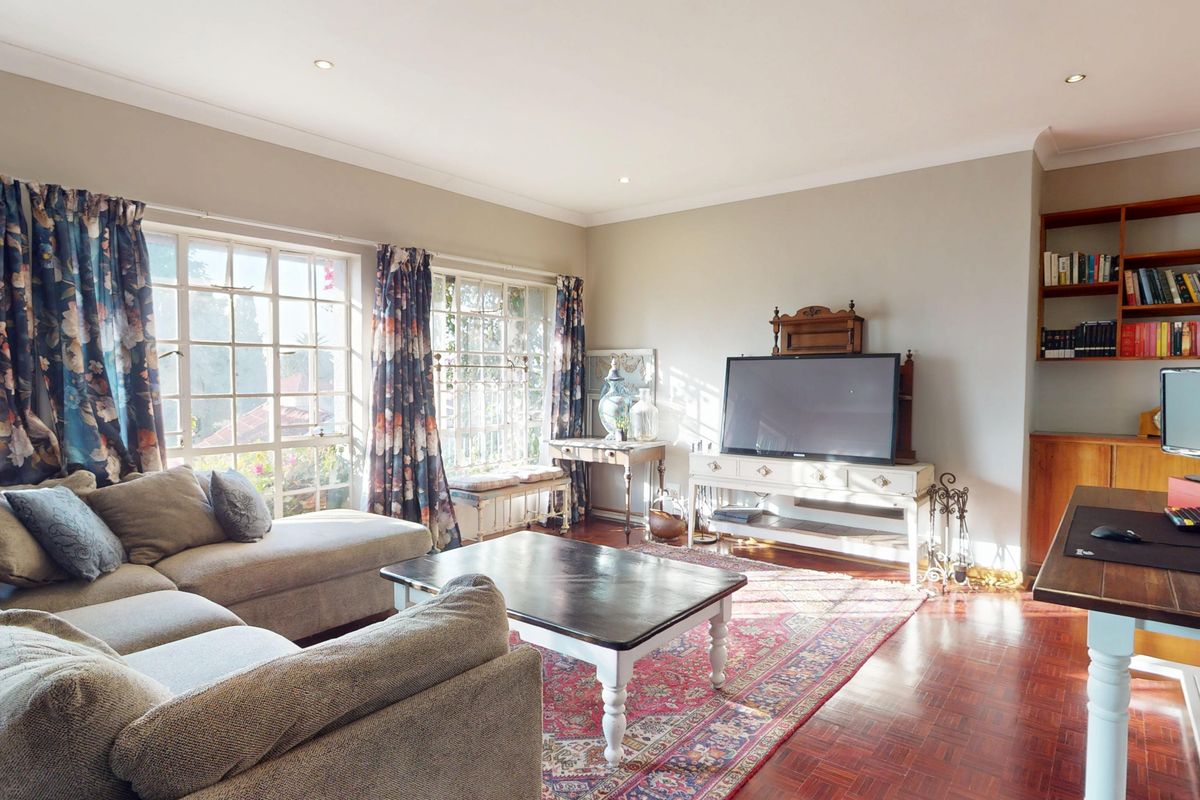 Large 3 Bedroom 2.5 Bathroom Townhouse- Klippoortjie - Photo 2