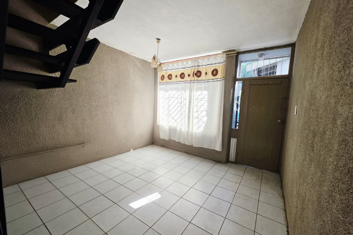 Secure 3-Bedroom Duplex with Private Pool - Photo 4