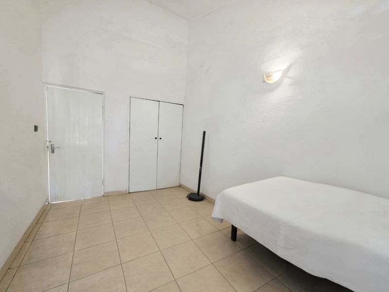 Secure 3-Bedroom Duplex with Private Pool - Photo 10