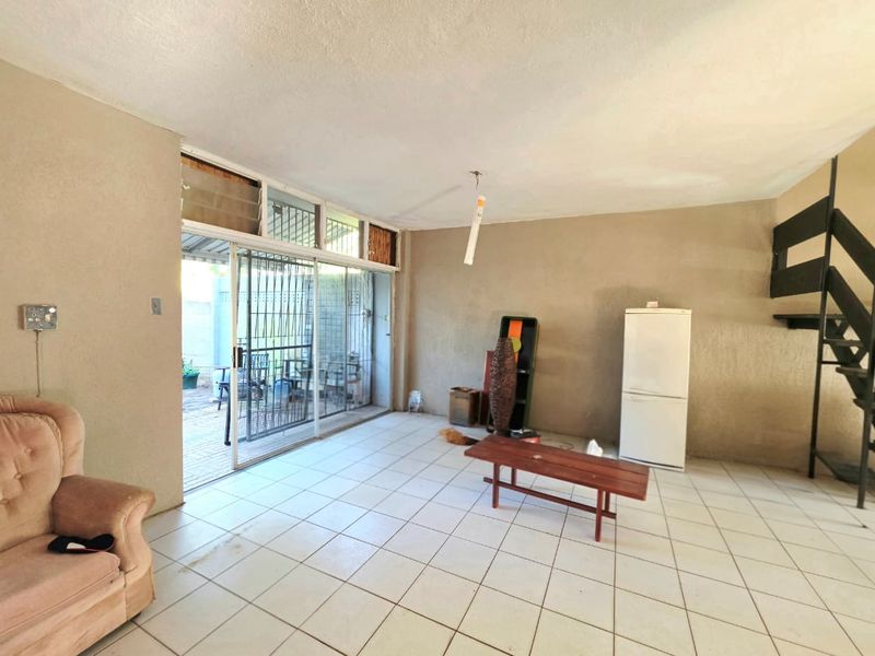 Secure 3-Bedroom Duplex with Private Pool - Photo 6